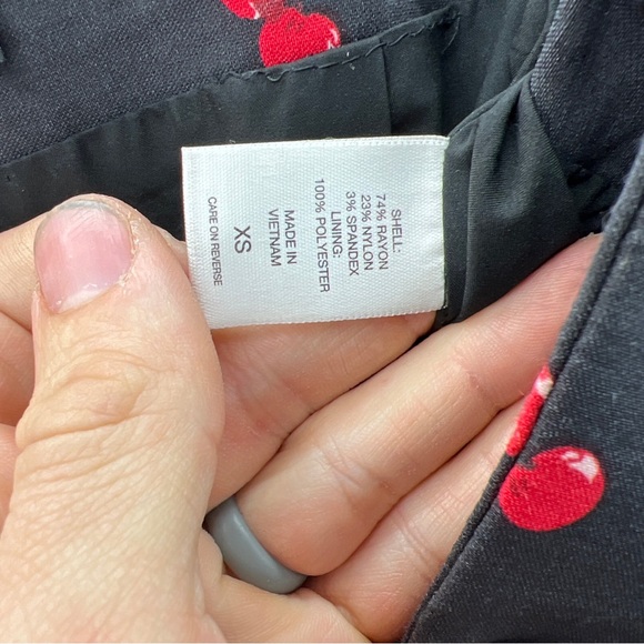 7th Avenue Design Studio New York & Company Women's Skirt XS Black Cherries - Picture 6 of 9